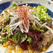 旬の食材やその日の仕入れによってメイン料理と一品は変わりますので、新鮮な食材で作ったお料理をご堪能ください。
その他、ご料金やお好みに応じてお料理をご用意致しますので、お気軽にご相談ください。