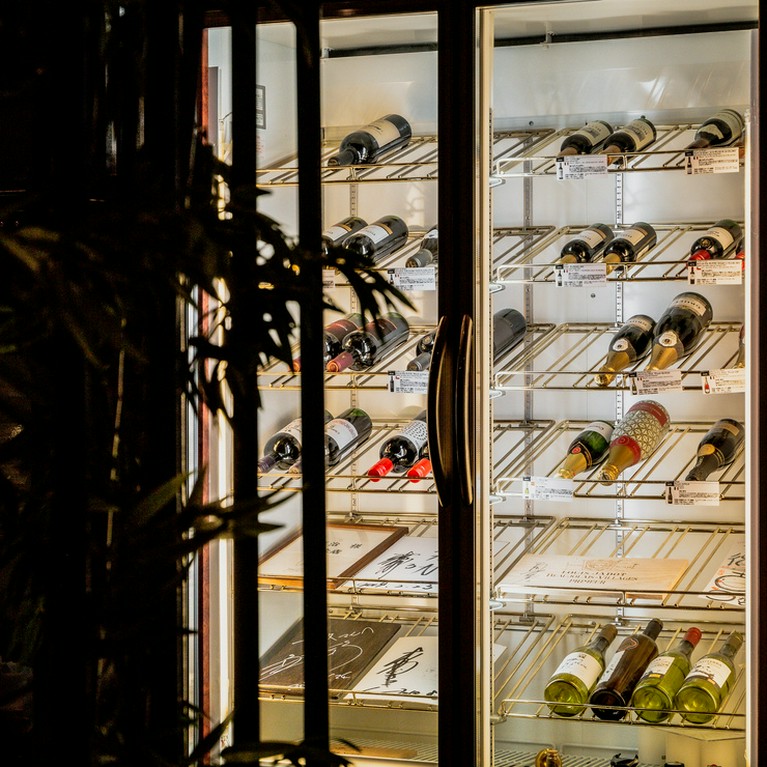 松阪牛と相性を考え抜いたワインを豊富に揃えております。