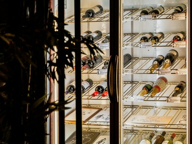 松阪牛と相性を考え抜いたワインを豊富に揃えております。