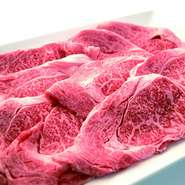 美しいサシが松阪牛ならではの「極上ロース」。
口に入れた瞬間から　うま味と香りが五感を突き抜ける逸品。