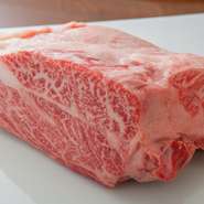当店の肉は全て「松阪牛」です。しかもランクは“特産”にこだわって仕入れています。霜降りよりも肉本来の美味しさを味わえる“特産”ならではの旨みをぜひ一度当店でご賞味ください。