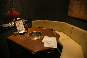 ベンチシートの個室あり！　ゆったりと焼肉を堪能できます