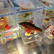 ◆（8皿洋コース）は、メインは魚も牛肉も！の『フルコース』なので、お洒落な記念日に最適です。
◆（8皿和洋コース）は、少しづつ多種類の料理でメインは牛肉！なので、全ての年齢層でご満足できるコースです。
