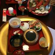 福を喜ぶ：ふぐの昆布〆てっさ、御造り、祝いの炊き合わせ、最先端の分子料理でのサラダや華やかなオードブル、オプションの祝盆や写真の他に特選牛のステーキ、デザート…
ハレの日をお祝いの気持ちを和洋で表現。