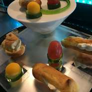 プラス￥2000で【おまかせ飲み物】ノンアルなら5杯、アルコールなら3杯と紅茶。
通常ノンアル￥700/1杯 だし、アルコールは￥800～/1杯 なんで、このセットならとってもお得 !! 
※12/20~12/25は、このコースは不可
