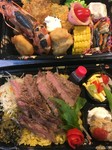 内灘～山中まで配送。200個まで配送。
内容は、人気の【洋多めの和洋】の他、先様からの御希望で【和のみ】、【洋のみ】、【ボリューム】。　　
一段でも二段でもできます。
柔らかステーキを堪能して頂きます。
