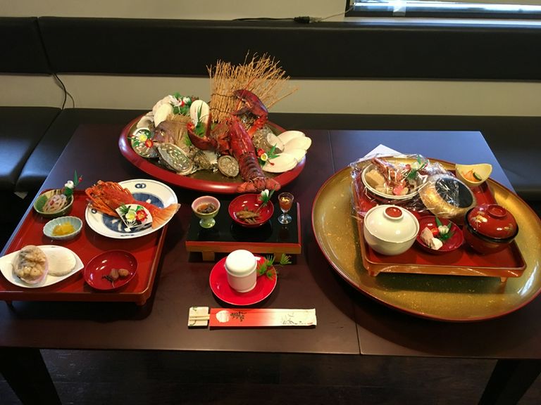 人生の門出の食のデビューを祝う【お食い初め】巨大な氷彫刻のハートの穴に家族全員の顔を入れて記念写真!