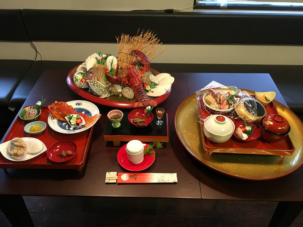 人生の門出の食のデビューを祝う【お食い初め】巨大な氷彫刻のハートの穴に家族全員の顔を入れて記念写真！