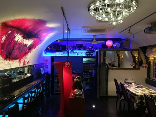 一階はアールデコを思わせるお洒落な空間で50人～立食100人