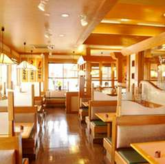 内観　開放感のある店内