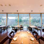 テーブル席（ 窓一面に映し出されるのは金沢城公園＆大手堀のワイドビュー）