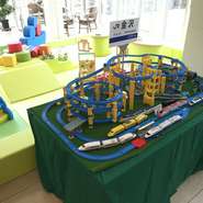 お食事の前後にお子様が遊べるキッズスペースがございます。プラレールや遊具、絵本などお子様も大喜び。
お子様にたまに「帰りたくない」と泣かれてしまいます。。。