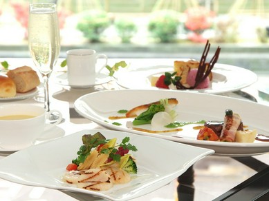 本格フレンチを気軽にお楽しみいただける「レストランアイビス」