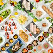 金沢城公園の絶景を望むKKRホテル金沢の朝食ブッフェは、地元の恵みを贅沢に味わえる至福の時間。加賀野菜、金沢おでん、新鮮な海鮮丼、加賀棒茶粥など、約50種類の料理と25種類のドリンクが並びます。