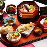 六角のお重に旬と地物の食材にこだわった、

古都金沢雅風会席御膳です。
季節の移ろいを感じる至福の御膳をどうぞご堪能下さい。
「上記のメニューは前日午前中までの予約制となります」