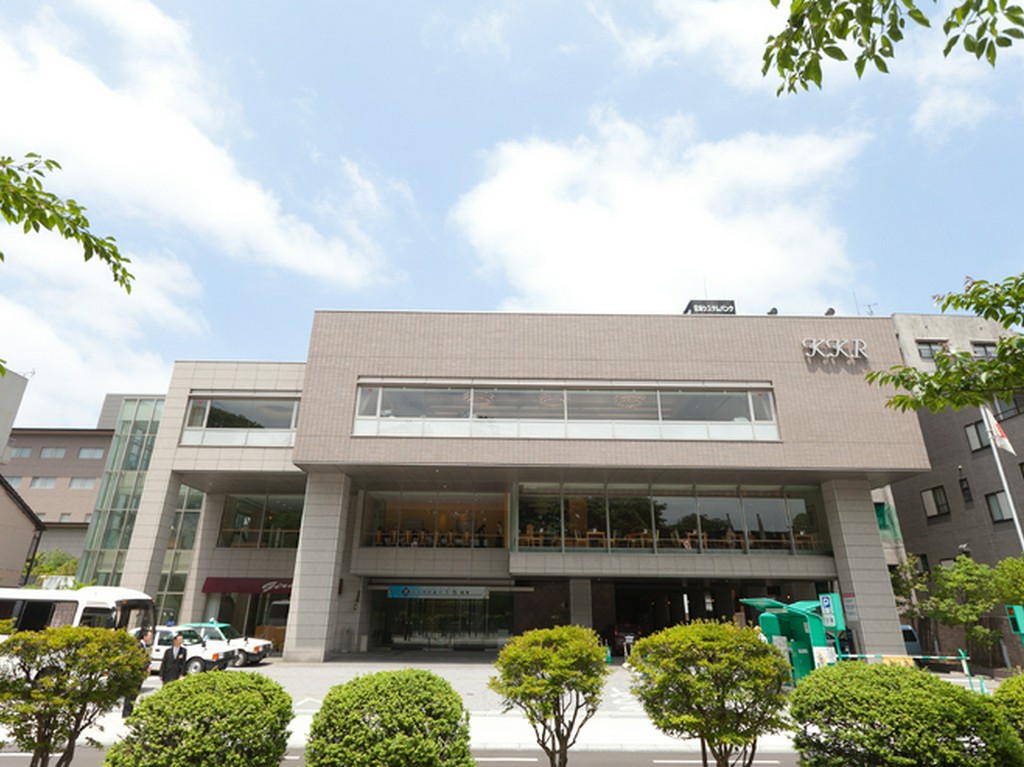 通りに面した外光が差し込むレストラン