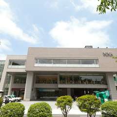 通りに面した外光が差し込むレストラン