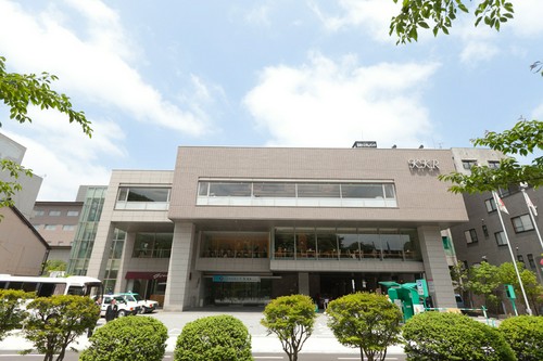 通りに面した外光が差し込むレストラン