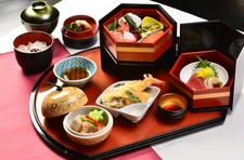 六角のお重に旬と地物の食材にこだわった、

古都金沢雅風会席御膳です。