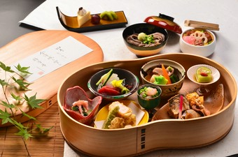 六角のお重に旬と地物の食材にこだわった、

古都金沢雅風会席御膳です。