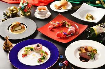 大手堀のライトアップを楽しみながら、大切な人とお過ごしください。