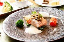 お肉とお魚のメイン料理を2種類となりボリュームたっぷりなランチです。
