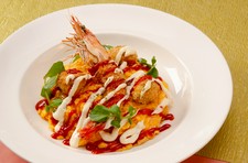 オムライスの上に白身魚のフライがのっており、金沢名物料理です。