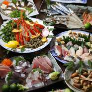 たっぷりの野菜や肉、魚を味噌ベースのダシで煮込む「甘辛鍋」。甘辛さがクセになると、ハマる人続出！その鍋を思う存分堪能できる飲み放題付コース（5000円～）で今宵は時間を忘れて楽しもう。