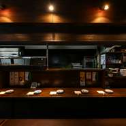 落ち着いた雰囲気の店内には、ゆったり座れる掘りごたつ席を完備。気取らないカジュアルな雰囲気だから、二人の会話も自然と弾みそう。大切な人との素敵な時間をお過ごし下さい。