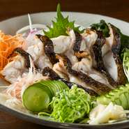 旬の食材にはこだわり、朝獲れ鮮魚の刺身、高知を代表する鰹タタキやうつぼ料理などは全て天然ものを使っており、その美味を満喫することが出来ます。