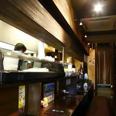 調理する料理人の仕事が目にすることが出来るカウンター席