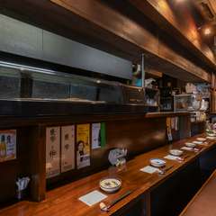 調理する料理人の仕事が目にすることが出来るカウンター席。