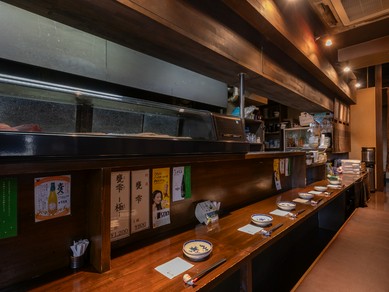 調理する料理人の仕事が目にすることが出来るカウンター席