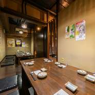 立ち寄りのお客様が味わえるほか、少人数から大小宴会（おきゃく）で集う掘りごたつ席でもおいしい時間を堪能できる隠れ家的くつろぎ空間です。それぞれに合ったスタイルでお選びください。