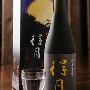 得月は新潟産「ゆきの精」を28％まで磨いて醸した純米大吟醸です。まん丸い米は、輝く満月を連想させます。玄米を28％まで精米するのは、3昼夜を要します。