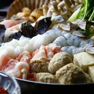 たっぷりの野菜や肉、魚を味噌ベースのダシで煮込む「甘辛鍋」。甘辛さがクセになると、ハマる人続出！その鍋を思う存分堪能できる飲み放題付コース（5000円～）で今宵は時間を忘れて楽しもう。