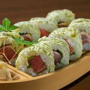 高知の新鮮な鰹のタタキを、紫蘇やニンニクを入れて巻いたものです。