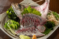 ※本日の刺身 一例
季節や仕入れ状況のよりメニューが変わります、
店内のメニュー「本日のおすすめ」をご覧ください