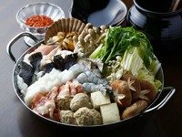 ベースは味噌味で、たっぷりな野菜6種・お肉・お魚のお鍋。トッピングは約30種類あり、お好みで追加◎