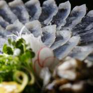 ※メニュー内容は季節や仕入れ状況により変わります。掲載内容は一例です

【本日の刺身】
ウツボ薄造り 1280円
鰹（刺身・タタキ・塩タタキ） 1800円
赤エビ刺身 900円
ネイリ刺身 1200円
太刀魚焼き切り 1300円
タチイカ刺身 1300円
シマアジ刺身 1600円
イシガキダイ刺身 1500円
鯛刺身 1200円
ハマチ刺身 1300円
スズキ刺身 1200円
刺身盛り合わせ 2000円

＊薄造り、炙り各種できます