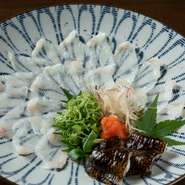 看板料理のひとつ「うつぼの刺身」は、調理と手間と技術を要する地元でも珍しい逸品。鰹にならび、腕と食材に自信を持った料理人ならではの至極の逸品です。