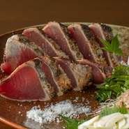 当店では、人気の鰹、珍味うつぼなど新鮮な魚介類は、地元素材にこだわった天然ものだけを使用しています。こだわって選び抜いた名酒とともに、高知の味と夜をお楽しみください。