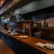 ゆったりくつろげる掘りごたつ席完備、初めてのお客様にも、お一人でも気軽にお食事ができるカウンター席が人気です。土佐の地酒と土佐料理をごゆっくりとお楽しみください。