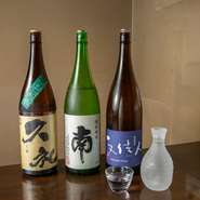 お料理はもちろん、お酒・お飲み物もたくさん取り揃えております。観光のお客様にはうれしい高知の地酒をはじめ、全国各地の人気酒・有名焼酎も積極的に入荷しています。