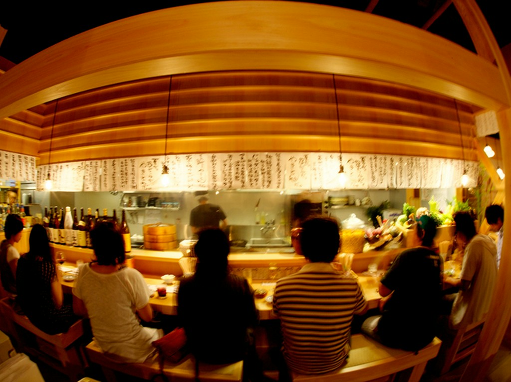 活気溢れるオープンキッチンでは漁港直送の朝獲れ鮮魚がおどる