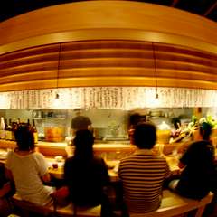 活気溢れるオープンキッチンでは漁港直送の朝獲れ鮮魚がおどる