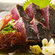 朝どれの鰹や地魚を厚切り！豪快！に盛られる。