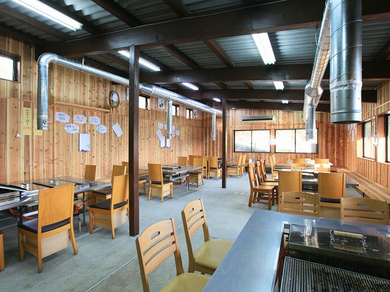 店内は100名程入れます。観光バスでもOKです。