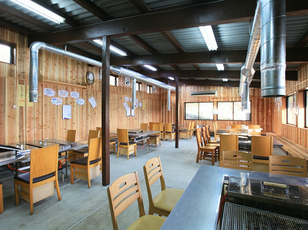 店内は100名程入れます。観光バスでもOKです。