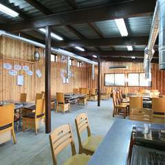 店内は100名程入れます。観光バスでもOKです。